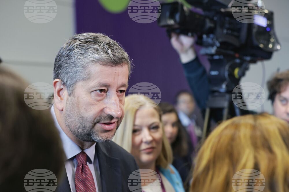 Категорично невярно е, че съм съдействал за сваляне на санкциите срещу Делян Пеевски, написа във Фейсбук Христо Иванов в отговор на Бойко Борисов