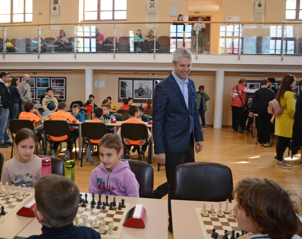 Община Варна: Кметът Благомир Коцев откри с първи шахматен ход „Ученическа купа Варна 2024“