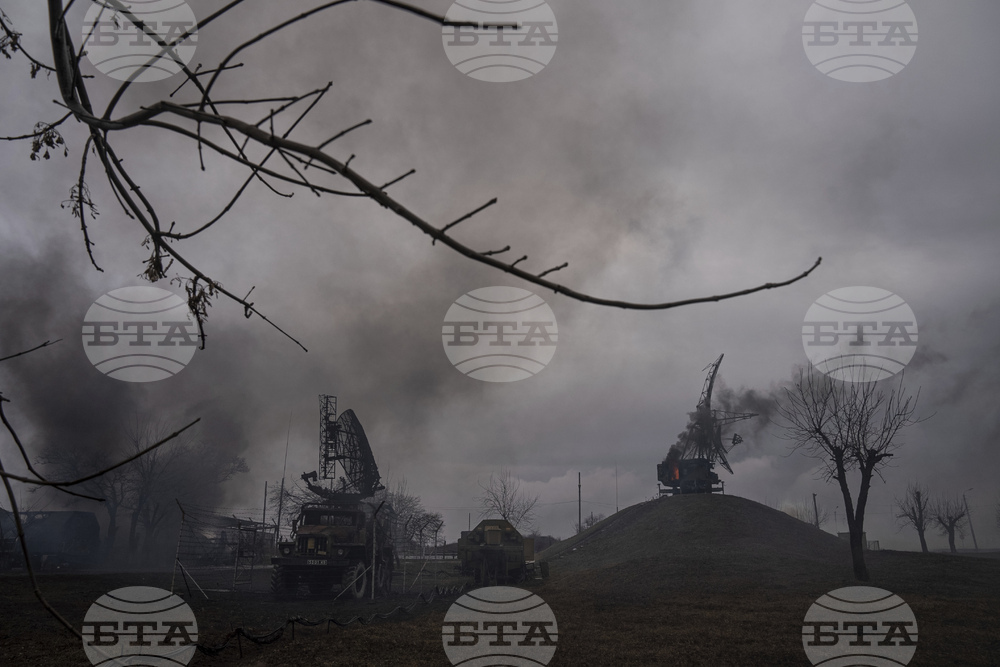 Украински военен самолет с 14 души се разби близо до Киев, съобщиха местните власти