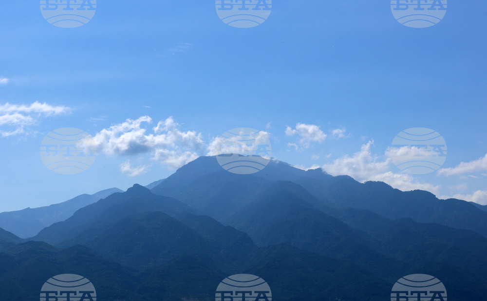 Спасителни екипи издирват от три дни 74-годишен турист в планината Велухи, Централна Гърция