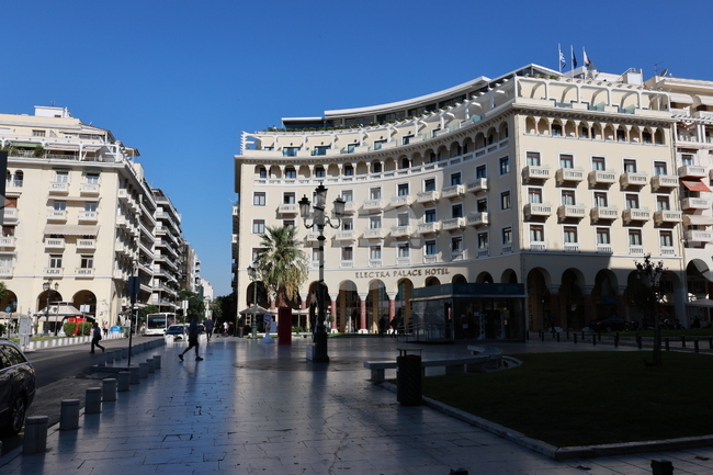 Солунчанин беше глобен 1500 евро, защото изхвърлил старото си канапе край кофите за боклук