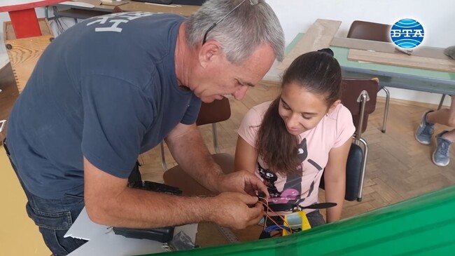 Инженер и майстор на спорта по корабомоделизъм предава своите знания и умения на деца в Плевен