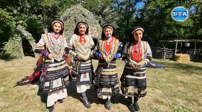 С рекорден брой посетители започна шестото издание на Фестивала на етносите, багрите и котленския килим