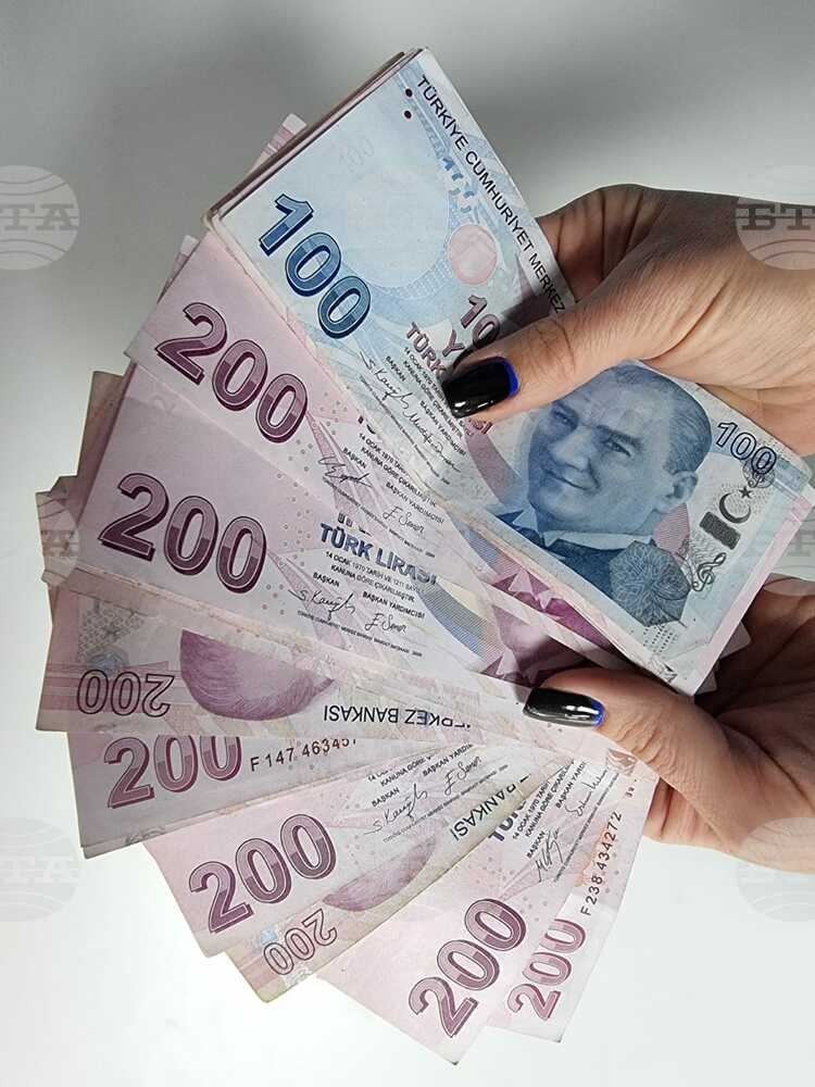 Тройно увеличение на таксата, която турските граждани плащат при излизане зад граница