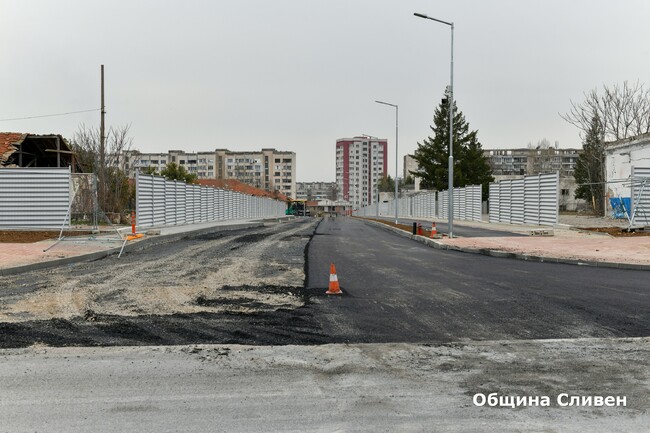 Община Сливен: Започна асфалтирането на новата улица между булевардите „Бургаско шосе“ и „Хаджи Димитър“
