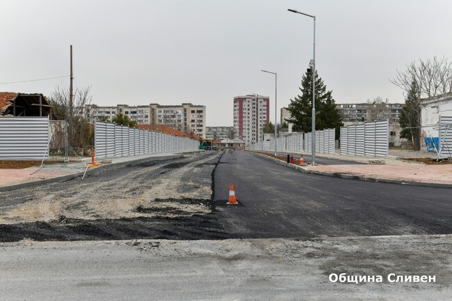 Община Сливен: Започна асфалтирането на новата улица между булевардите „Бургаско шосе“ и „Хаджи Димитър“