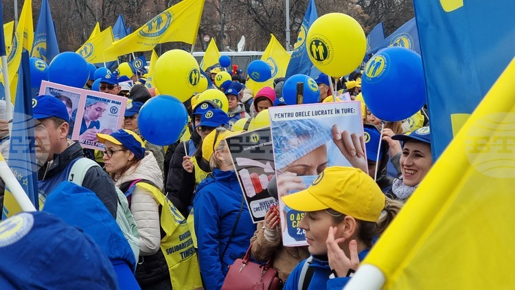 Romanian Healthcare and Sanitation Workers Stage Protest against New Bill, Warn of General Strike