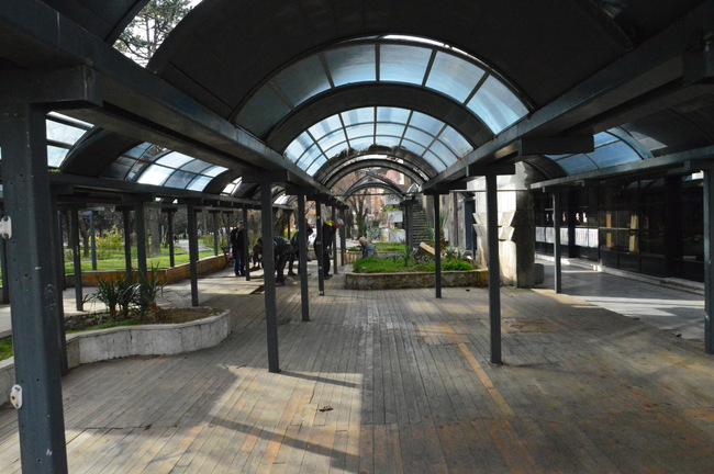 Община Благоевград започна принудително премахване на дървения подиум на терасата на хотел „Ален мак“