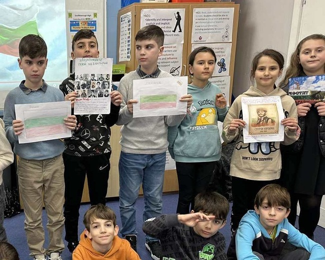 Четвъртокласници от Българското училище „Звънче“ в Сърбитън се включиха в тържествен час, посветен на Трети март