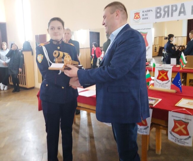 Община Плевен: Кметът д-р Христов връчи най-високото отличие на годишните награди на Сдружение „Артилерия - ген. Владимир Вазов“