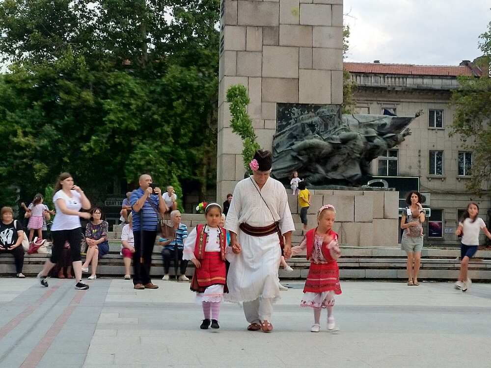 С фолклорен празник на площад „Бдинци“ завърши „Дунавски вълни“