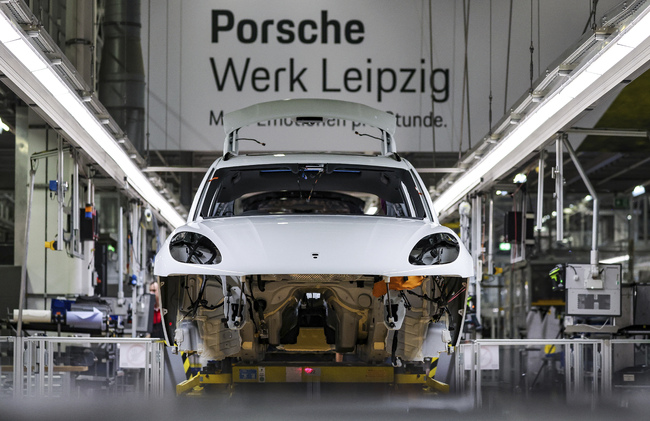 Рязък спад на производството и сектора на услугите в еврозоната показва индексът на мениджърите по доставките 