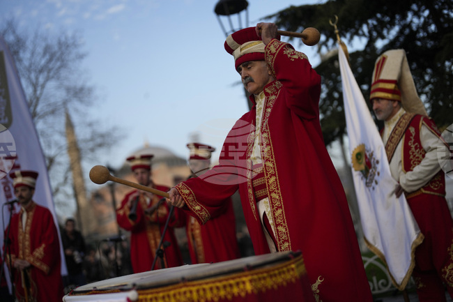 Османската династия ще съди турчин, живеещ в САЩ, за това, че се представя за "османски принц"