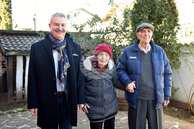Монтана – кмет – възрастна двойка – подаръци