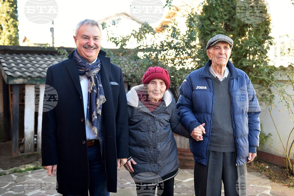 Монтана – кмет – възрастна двойка – подаръци