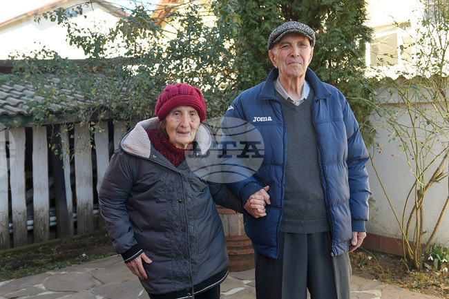 Монтана – кмет – възрастна двойка – подаръци