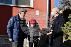 Монтана – кмет – възрастна двойка – подаръци