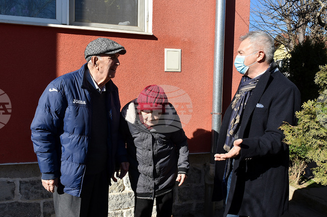 Монтана – кмет – възрастна двойка – подаръци