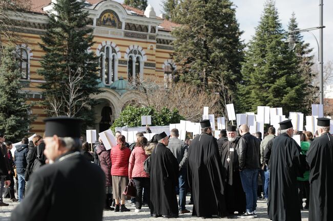 Свещеници и миряни участват в протест и контрапротест пред Синодалната палата заради избора на Сливенски митрополит