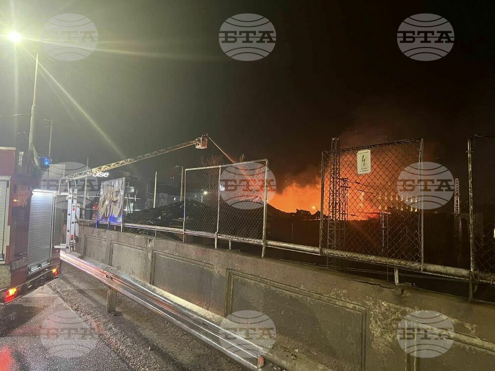 Пожар унищожи близо 400 квадратни метра покривна конструкция на сграда в Пловдив