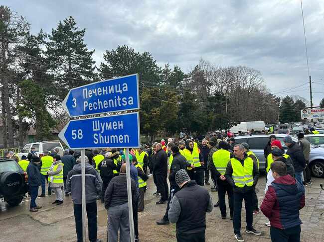 Жители на четири исперихски села протестираха срещу лошото състояние на пътния участък между селата Средоселци - Тодорово