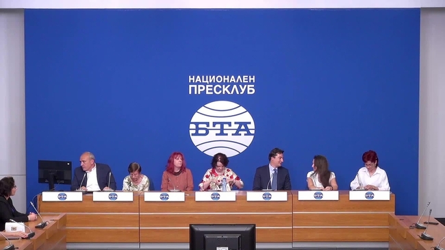 Връчване на благодарствени адреси на Крум Зарков и доц. Мирослава Манолова за възстановяването на дейността и ръководството на Съвета за криминологични изследвания 