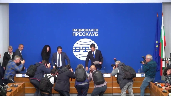 Пресконференция на Изпълнителния съвет на ПП "Продължаваме промяната" по актуални политически теми.