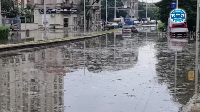 Силна буря с дъжд и градушка блокира Русе; подадени са близо 200 сигнала за щети