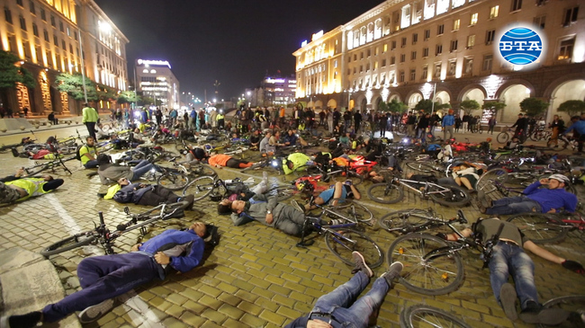 Велосипедисти проведоха протестен флашмоб в София