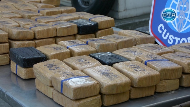 Повече от 90 кг хероин за над 3,6 млн. лева е открит в малък камион на ГКПП "Дунав мост"