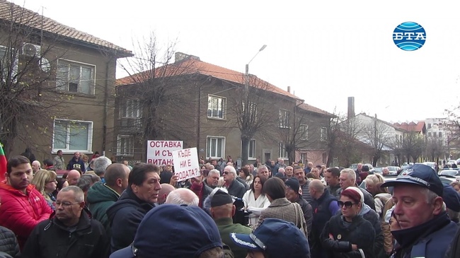 Десетки перничани излязоха на протест и поискаха отговорност от виновниците за водната криза в Перник
