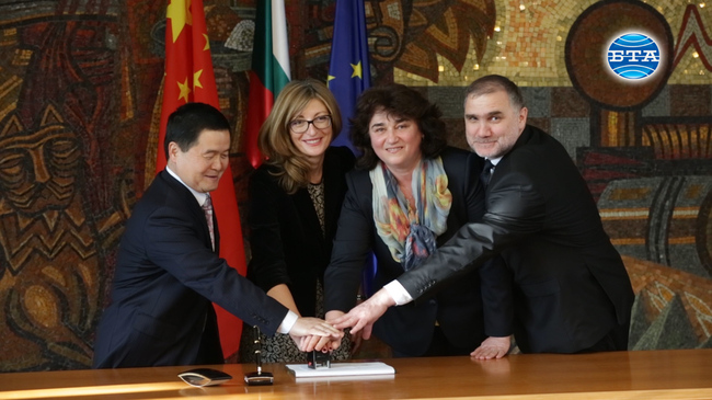 Министър Екатерина Захариева валидира юбилейна пощенска марка за 70 години от установяване на дипломатически отношения между България и Китай