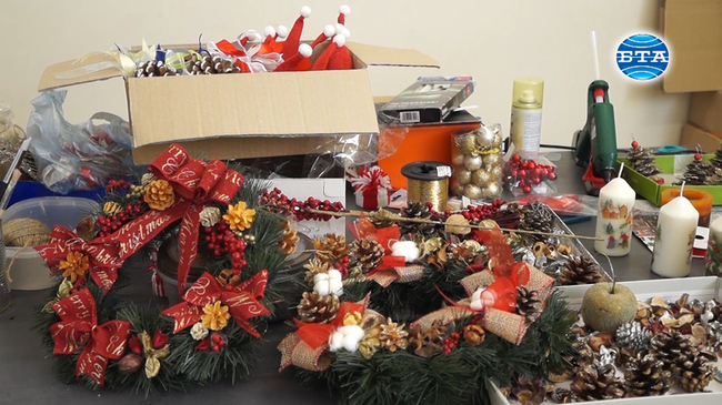 Деца и младежи с интелектуални затруднения изработват коледни сувенири и картички