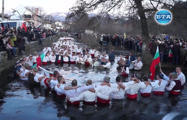 "Мъжко хоро" в Калофер на Богоявление