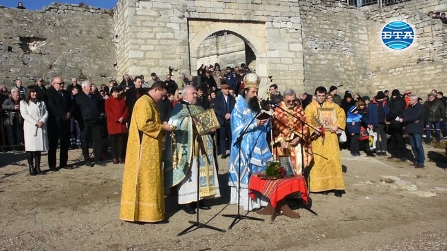 Десет смелчаци скочиха в река Дунав край Видин за Богоявленския кръст