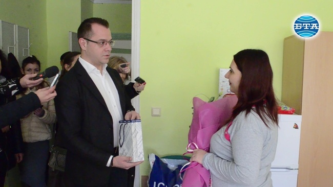 Кметът на Добрич дари със сребърни монети първите бебета на града за 2020 г.