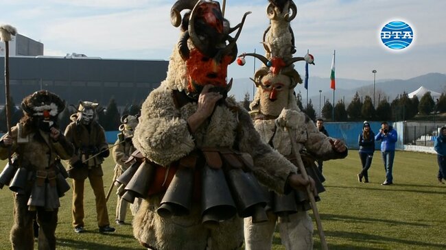 Стотици кукери от цялата страна дадоха начало на фестивала "Симитлия - древната земя на кукерите" в Симитли