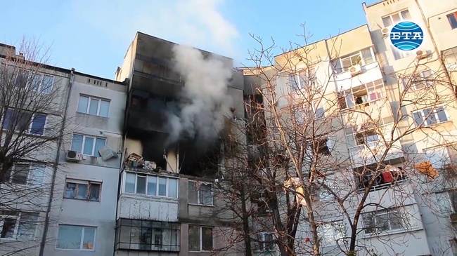 Има данни, че взривът в апартамент във Варна е причинен от бензин и газ