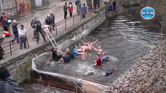 Млади мъже, минали под венчило миналата година, участваха в обичая "Къпанки" в Перущица