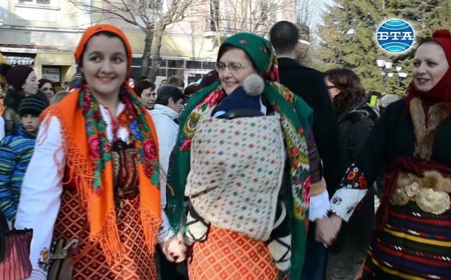Стотици майки и баби, заедно със своите "бабинчетата", се хванаха на традиционното за Разлог "бабино хоро"