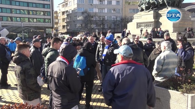 Привърженици на "Левски" се събраха днес пред сградата на Народно събрание