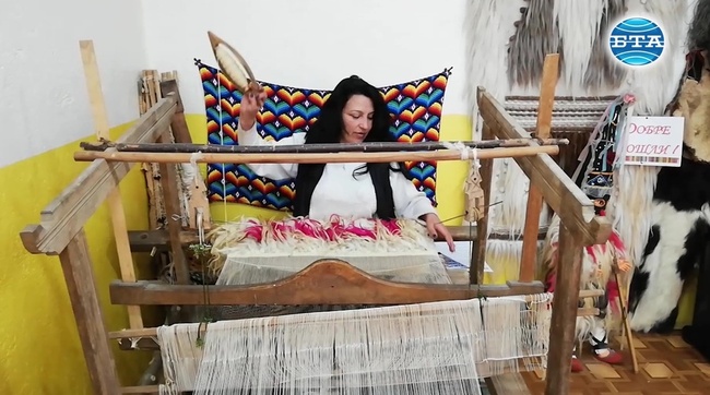 На автентичен стан тъкат губерите за кукерските костюми в село Драгоданово