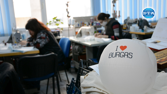 В бургаското социално предприятие "Морски знаци" вече шият маски за многократна употреба