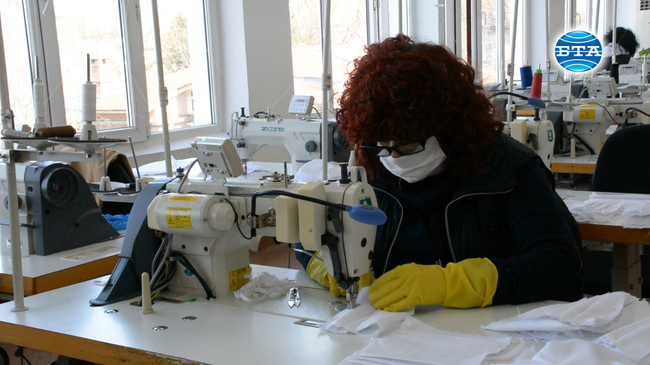 Учители от русенско училище изработват маски за образователните медиатори в страната