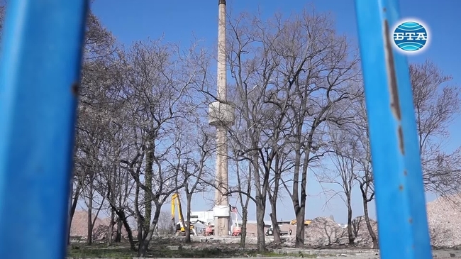 При засилена полицейска блокада взривиха 60-метров комин в Пловдив 