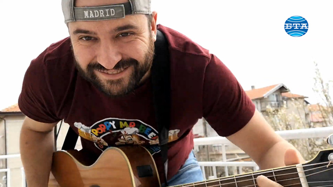 В групово видео музиканти от Каварна пеят с приятели от страната, за да повдигнат духа на българите