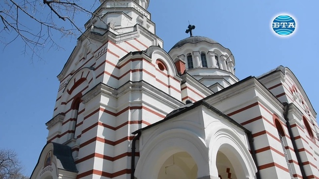 Във Варна дезинфекцират храмовете и даряват храна на нуждаещи се преди светлите християнски празници Цветница и Великден