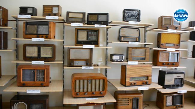 Български радиоприемници, произвеждани преди 9 септември 1944 г., са	 експонирани в РИМ - Ловеч
