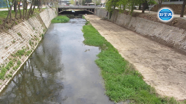 Почистено е коритото на Струма в центъра на Перник