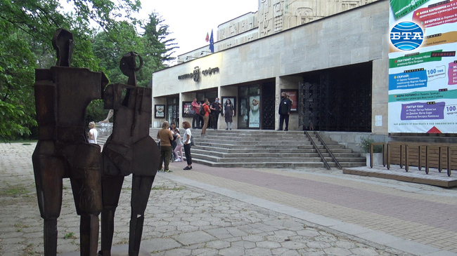 Първата театрална постановка на живо след края на извънредното положение бе в Театър “София“